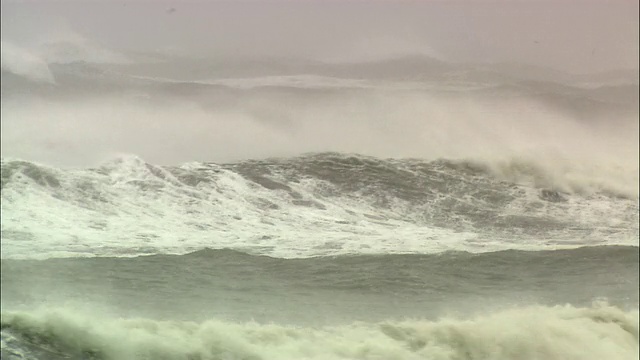 WS风暴海浪，Astoria，俄勒冈州，美国视频素材