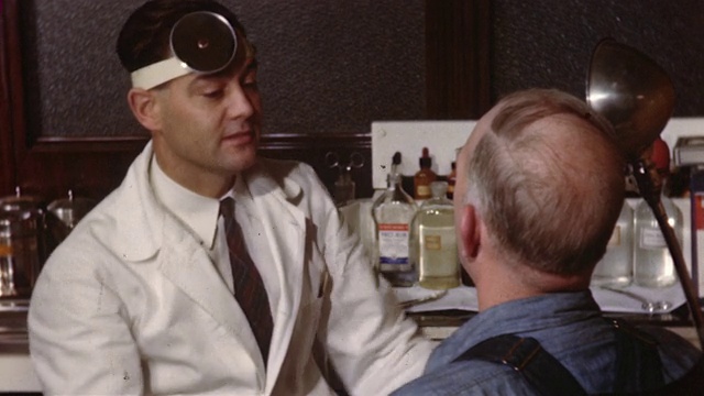 1955年美国医学博士对病人进行医学检查视频下载