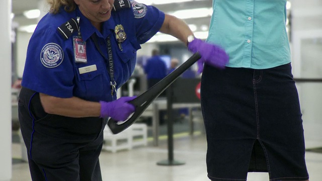 美国佛罗里达州杰克逊维尔机场，一名女士被金属探测器扫过视频下载