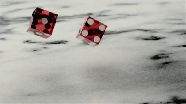 CU SLO MO一对红色骰子在大理石上滚动/旧金山，加利福尼亚州，美国视频下载