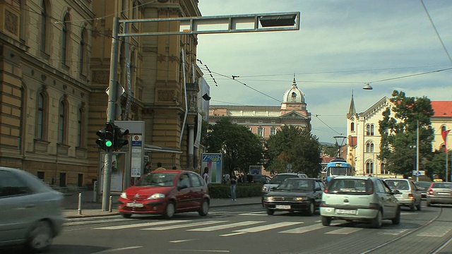 克罗地亚萨格勒布博物馆前马歇尔铁托广场的交通状况视频下载