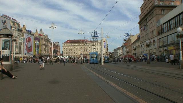克罗地亚萨格勒布的主要广场，Ban Jelacic的人们和手推车视频下载