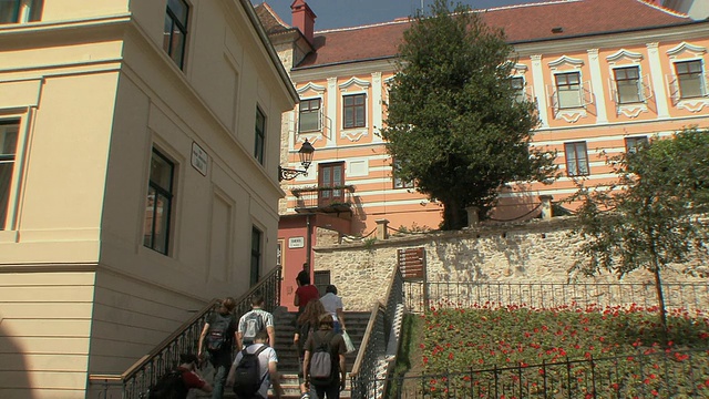 克罗地亚萨格勒布老城区，人们正在上楼视频下载
