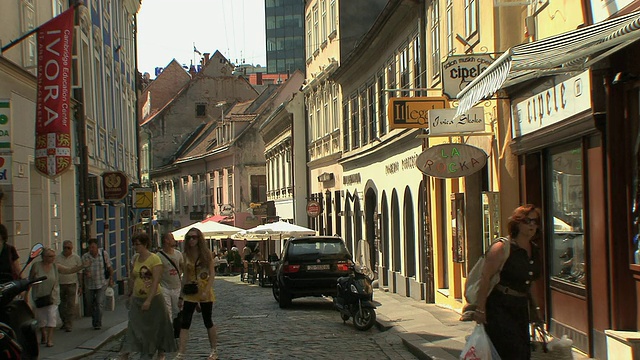 克罗地亚萨格勒布老城区的购物者、婴儿车和咖啡馆视频下载