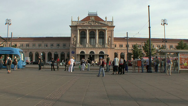 克罗地亚萨格勒布火车站前的人群视频下载