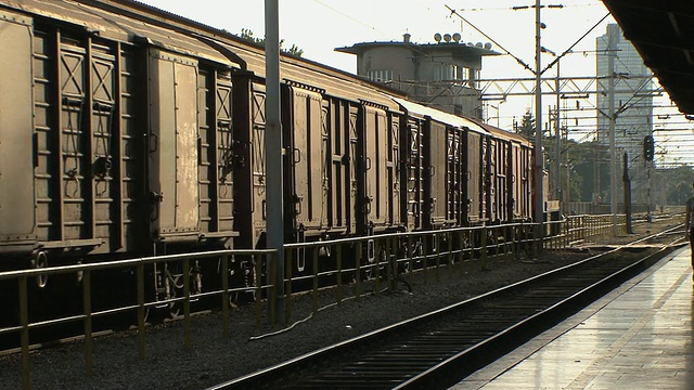 在克罗地亚萨格勒布车站行驶的火车视频下载