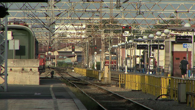克罗地亚萨格勒布火车站WS男子穿过铁路视频下载
