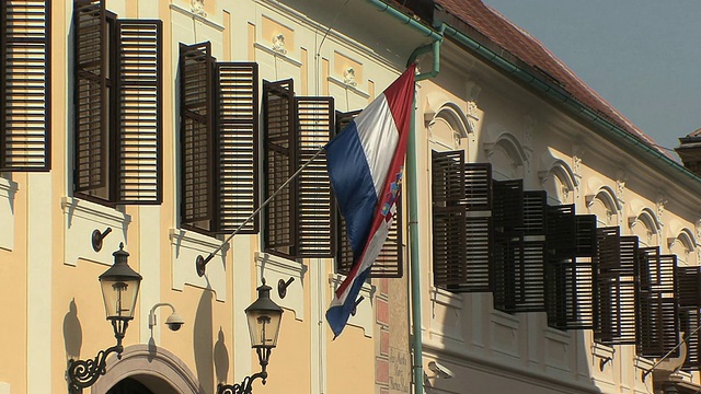 克罗地亚萨格勒布圣马可广场政府大楼上飘扬的克罗地亚国旗视频下载