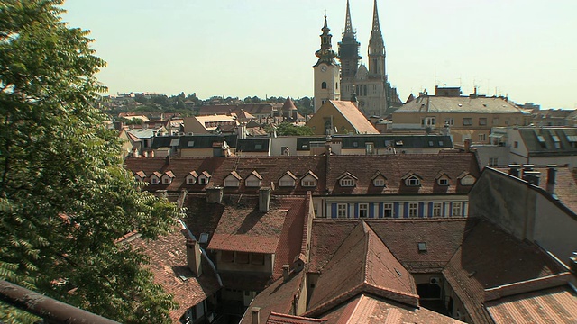 克罗地亚萨格勒布，大教堂远处的城市景观视频下载