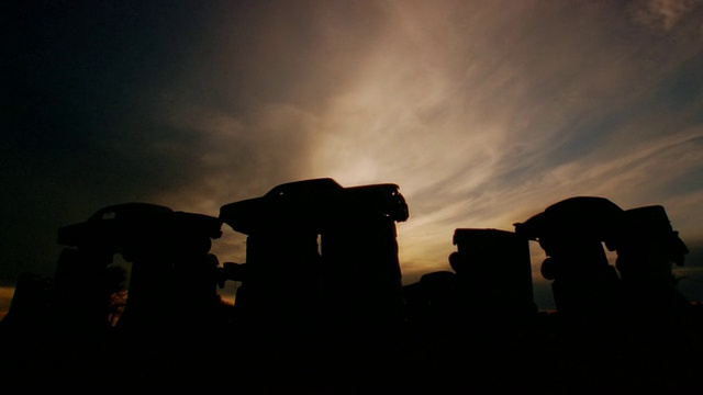 日落时分，云朵飘过巨石阵雕塑(巨石阵的复制品)的延时图像/南达科他州视频下载