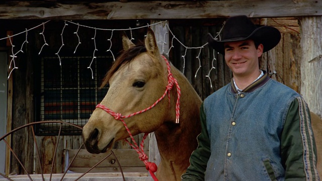 牛仔牵着马的肖像/风景秀丽，南达科他州视频下载