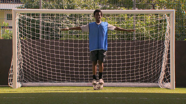 少年(16-17岁)足球运动员在球上平衡的WS肖像，伦敦，英国视频素材