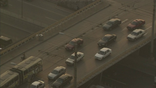 中国北京，雾霾天高速公路上的交通状况视频下载