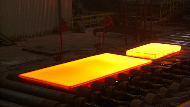 中国北京钢铁厂输送的红热钢板视频下载