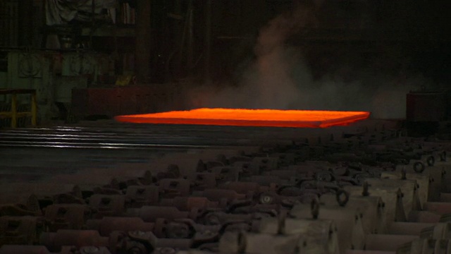 北京钢铁厂输送铜红热轧钢板视频素材