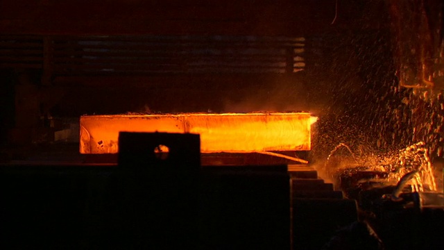 SLO MO MS PAN CU红色热轧钢板在输送机上被喷水冷却，北京，中国视频素材