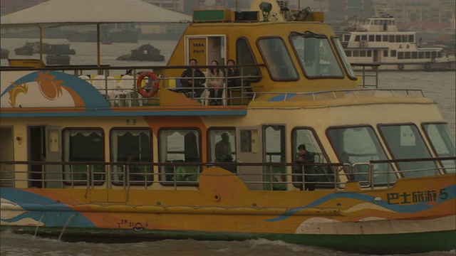 黄浦江和东方明珠塔上的TU渡轮，中国上海视频下载