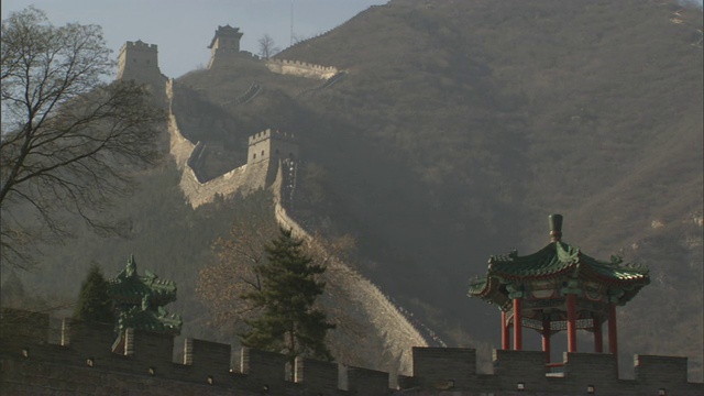 中国八达岭长城段攀登陡峭的山坡，延庆县，中国视频下载