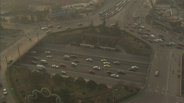 雾霾天，中国北京，在环形坡道和下面的高速公路上，车辆经过视频下载