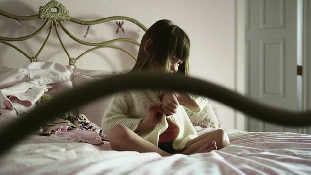 MS Girl(2-3)坐在床上梳妆，美国犹他州的美国福克视频素材