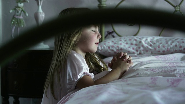 潘小姐(2-3)在床上祈祷，美国犹他州美国福克视频素材