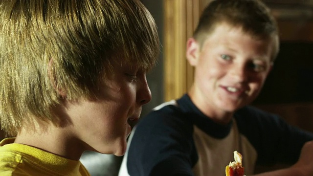 两个男孩(12-13)在吃披萨，美国犹他州的美国叉子视频素材