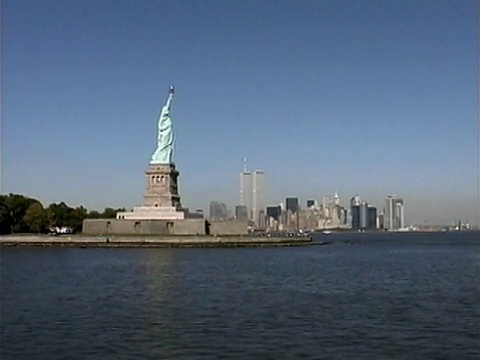 以自由女神像和世贸中心为背景的纽约天际线视频素材