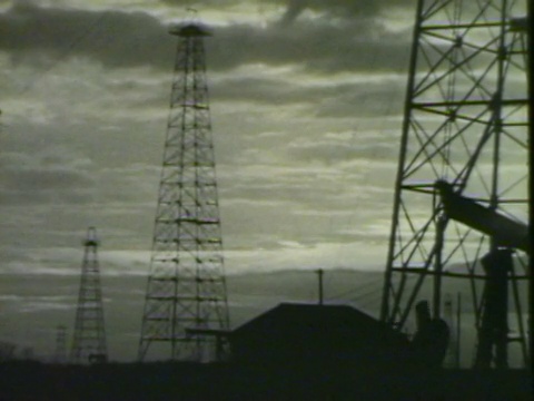 石油钻塔和电线视频下载