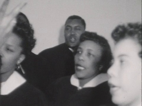 1950年，美国俄克拉何马州塔尔萨格林伍德教堂唱诗班和会众唱歌视频下载