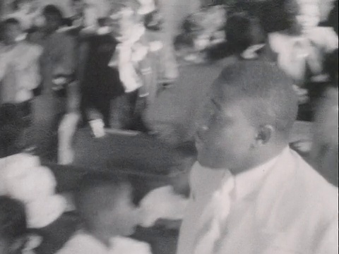 1950蒙太奇B/W教堂唱诗班在教堂服务期间穿着长袍和衣着考究的会众走向长凳/格林伍德，图拉斯，俄克拉荷马州，美国视频下载