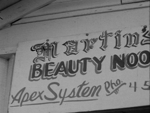 1950年，在美国俄克拉何马州塔尔萨Greenwood的“Martin's Beauty Nook”美发沙龙，蒙太奇B/W女子做头发视频素材