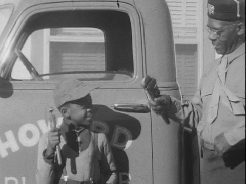 20世纪40年代/ 50年代蒙太奇B/W '水管工霍华德站在卡车旁/绿林，塔尔萨，俄克拉荷马州，美国视频素材
