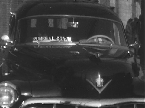 20世纪40年代/ 50年代蒙太奇B/W男子从建筑中出来，进入灵车，然后开车离开/美国俄克拉荷马州塔尔萨格林伍德视频素材