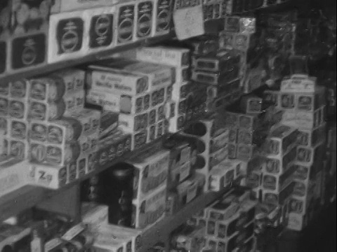 20世纪40年代/ 50年代蒙太奇B/W在Mann Brothers Grocery and Market/ Greenwood工作的客户，办公室职员和销售人员，塔尔萨，俄克拉荷马州，美国视频下载