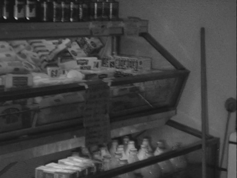 20世纪40年代/ 50年代蒙太奇B/W杂货店的食品和饮料货架/顾客购买杂货/会计在办公室工作/格林伍德，塔尔萨，俄克拉荷马州，美国视频下载