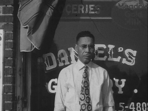 20世纪40年代MONTAGE B/W MS杂货店橱窗上的“Daniel’s grocery”标识/ MS店主站在商店门前/ Greenwood，塔尔萨，俄克拉荷马州，美国视频素材