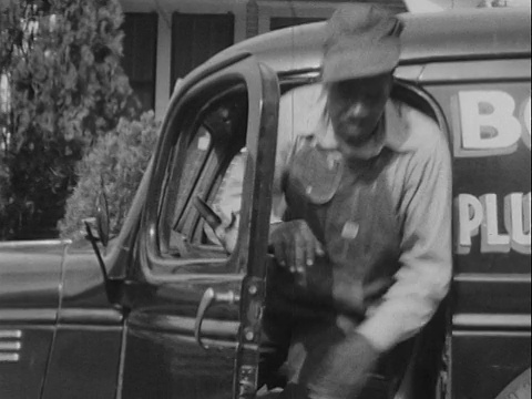 20世纪40年代蒙太奇B/W男人从“Boones水管和供暖”卡车/绿林，塔尔萨，俄克拉荷马州，美国视频素材