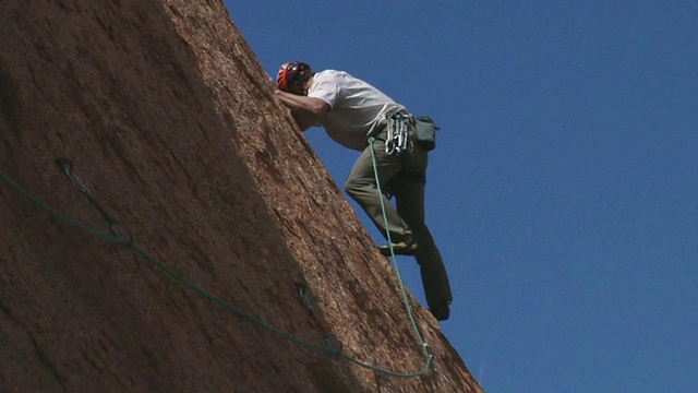 WS LA ZO TD岩石攀岩者攀登山脉，沙漠景观，斯匹茨科普，达马拉兰，纳米比亚视频下载