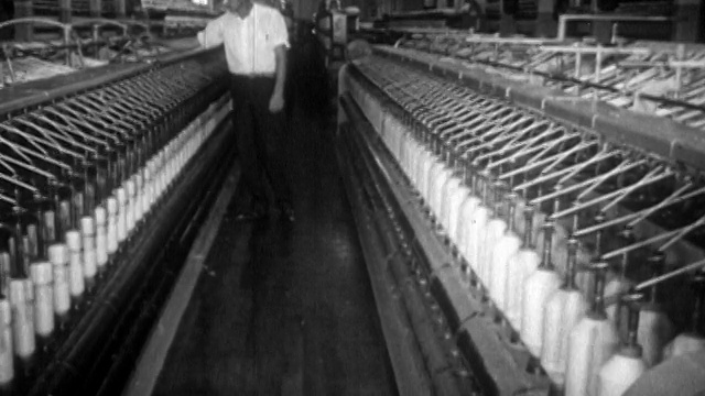 在工厂检查织机上纺纱的线轴视频素材