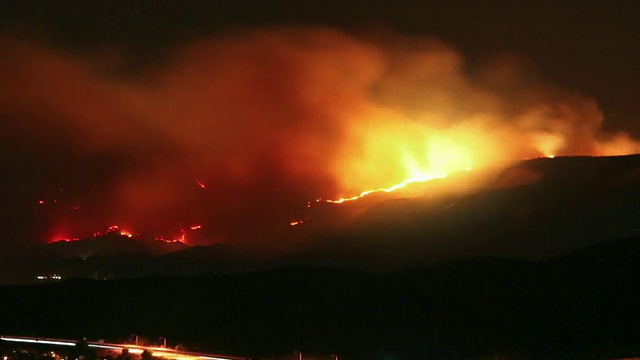 T/L WS HA山火，前景高速公路，从晚上到白天，美国加州摩尔公园视频下载