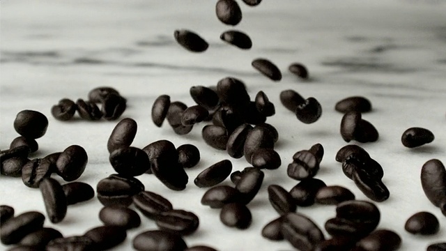 CU SLO MO咖啡豆落在地板上/美国加州旧金山视频素材