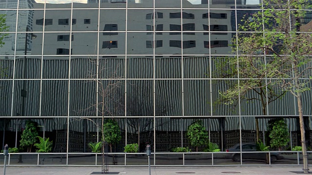 宽敞的办公大楼与镜像的窗户和交通通过在前面/查尔斯顿，南卡罗莱纳州视频下载