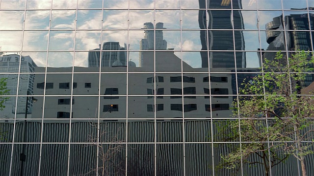 办公大楼的宽镜头侧面与镜像的窗户反映其他建筑物/查尔斯顿，南卡罗来纳州视频下载