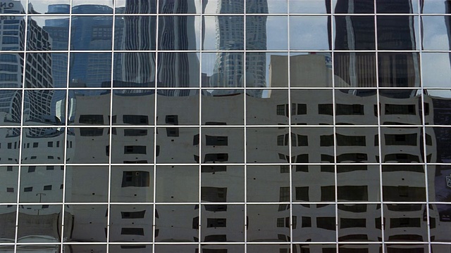 宽敞的办公大楼与镜像的窗户和其他建筑物的反射/查尔斯顿，南卡罗来纳州视频下载