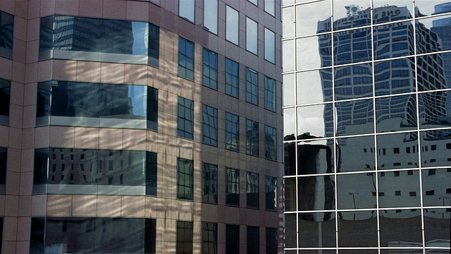 广角镜头两个办公大楼，一个与镜像窗户显示其他建筑的反射/查尔斯顿，南卡罗来纳州视频下载
