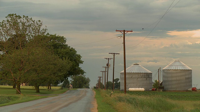 美国伊利诺斯州纽瓦克，带有谷物升降机的乡村公路视频下载