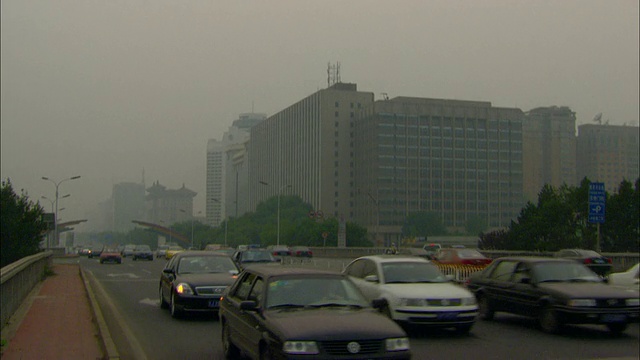 中国北京，雾霾天空下的城市交通视频下载
