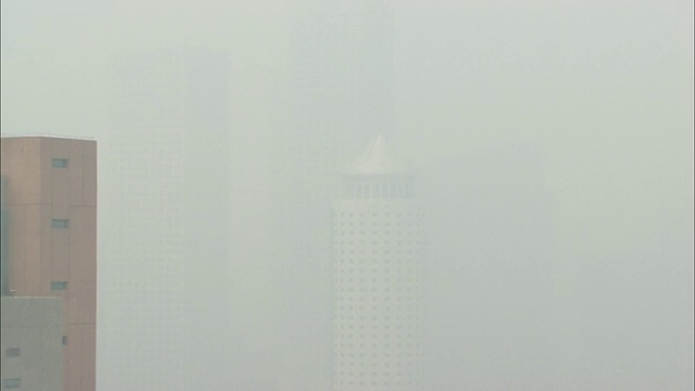在厚厚的灰色雾霾中，紫ZO城市的天际线几乎看不到，北京，北京，中国视频下载
