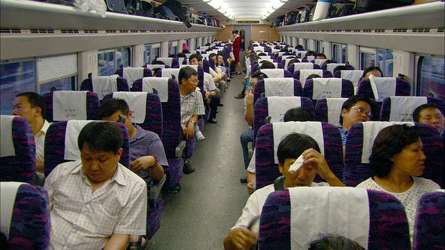 中国山东济南，移动的客运列车内部，挤满了人视频下载