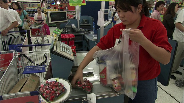 北京，中国，北京，MS超市员工将顾客的购物物品放入袋子视频素材